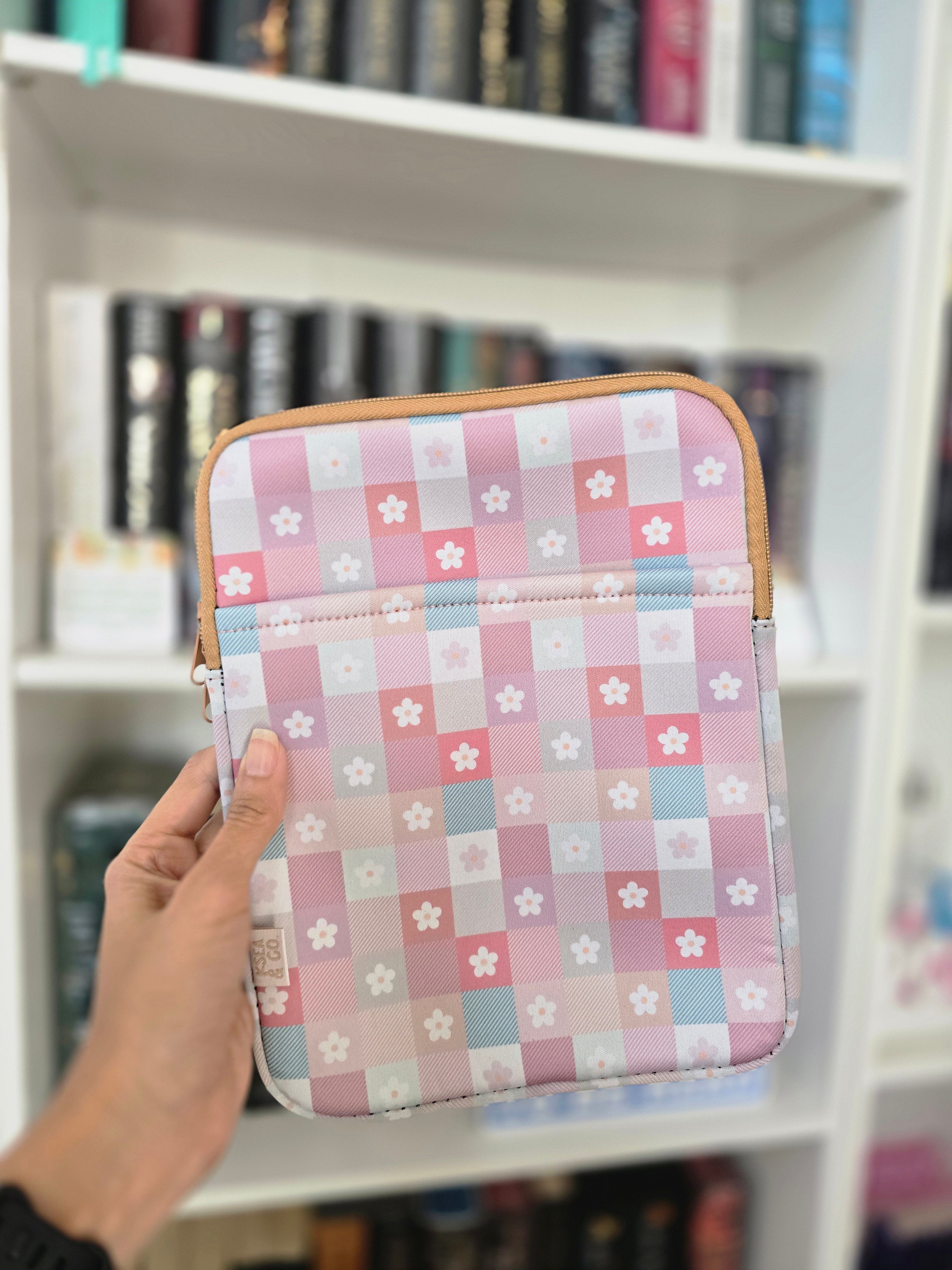 Book Sleeve "Retro Pastel Daisies"
