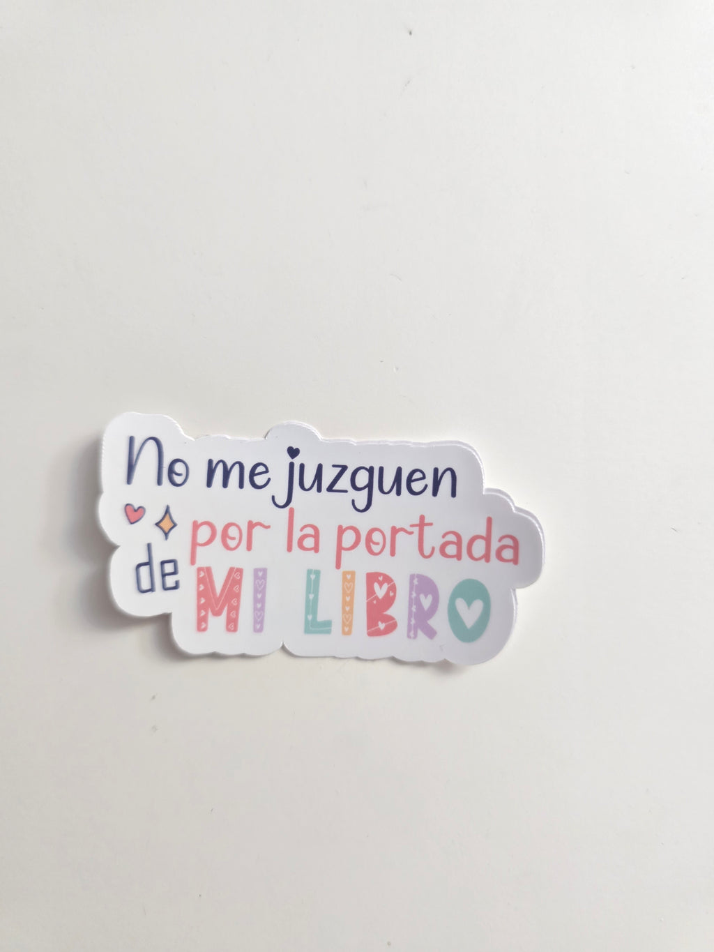 Sticker Bookish "No me juzguen por la portada de mi libro"