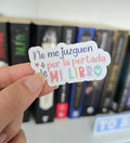 Sticker Bookish "No me juzguen por la portada de mi libro"
